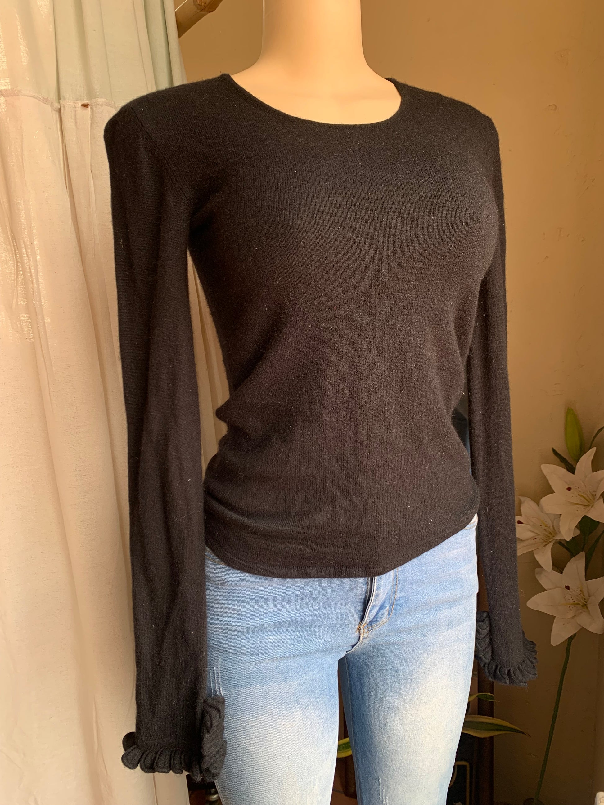 Black cashmere sweater with ruffle details on sleeves … s/m