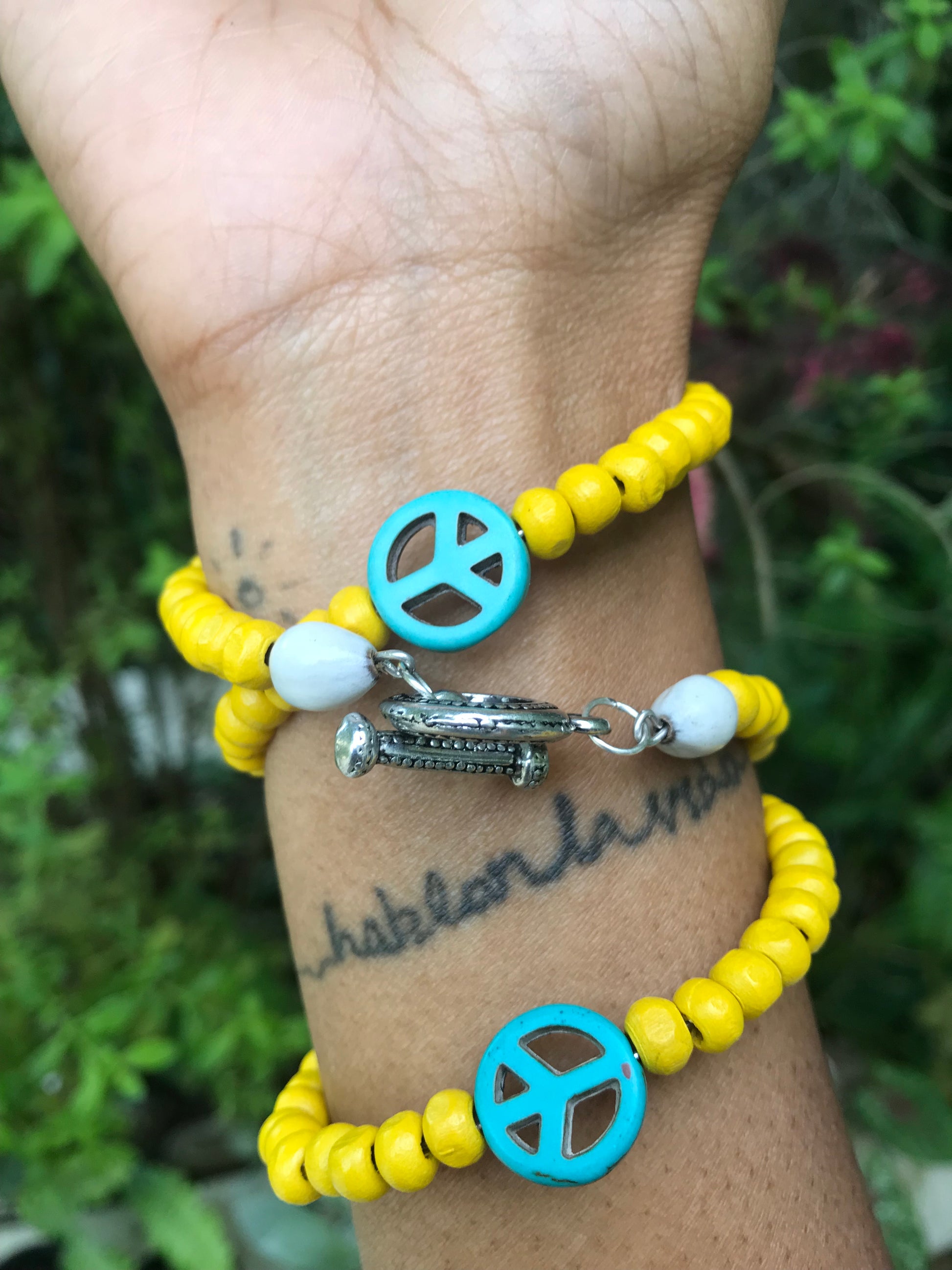 New slinky multi bracelet *** turquoise charm / wood (TNJ original) s/m