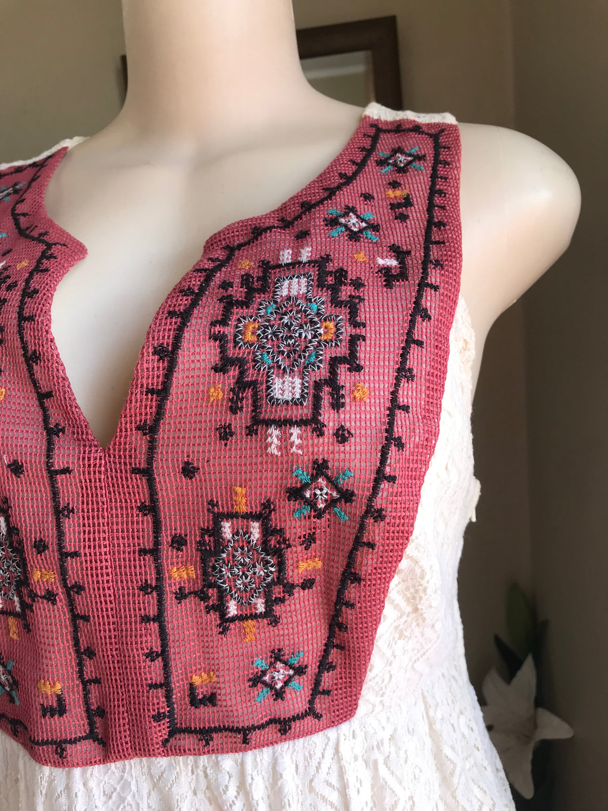 Sleeveless white/cream dress with tribal embroidery top M