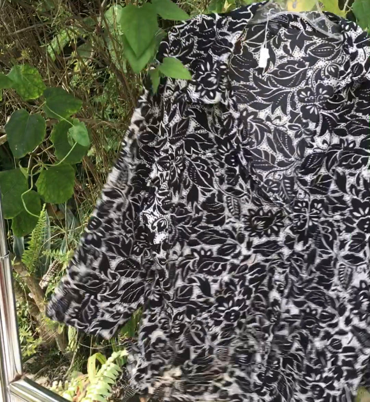 Vintage b&w print button blouse ^^^ /xl (2X)