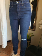 Load image into Gallery viewer, Gap super skinny distressed Jean with stretch ::: Size 6/ small
