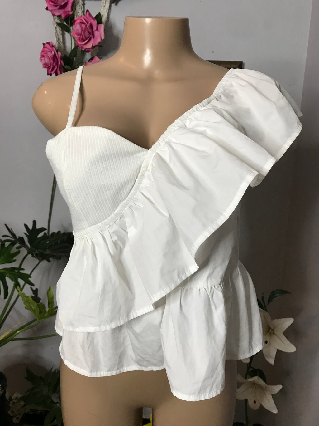 Cotton blend white asymmetrical ruffle vacay blouse… m,,,