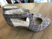 Load image into Gallery viewer, Cream plaid work low heals /// size 7.5
