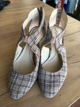 Load image into Gallery viewer, Cream plaid work low heals /// size 7.5
