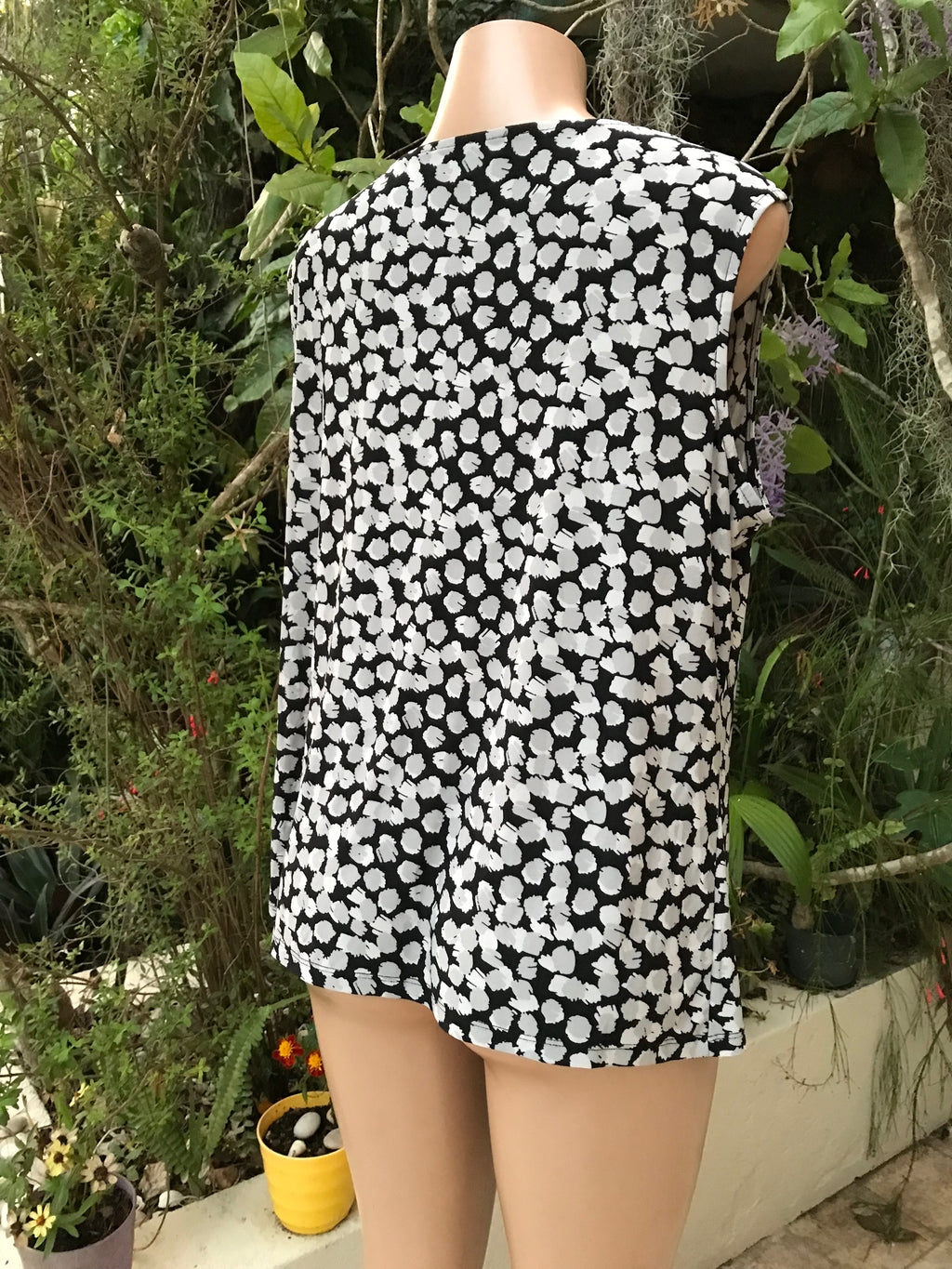 B&W cowl neck professional sleeveless top... /XL