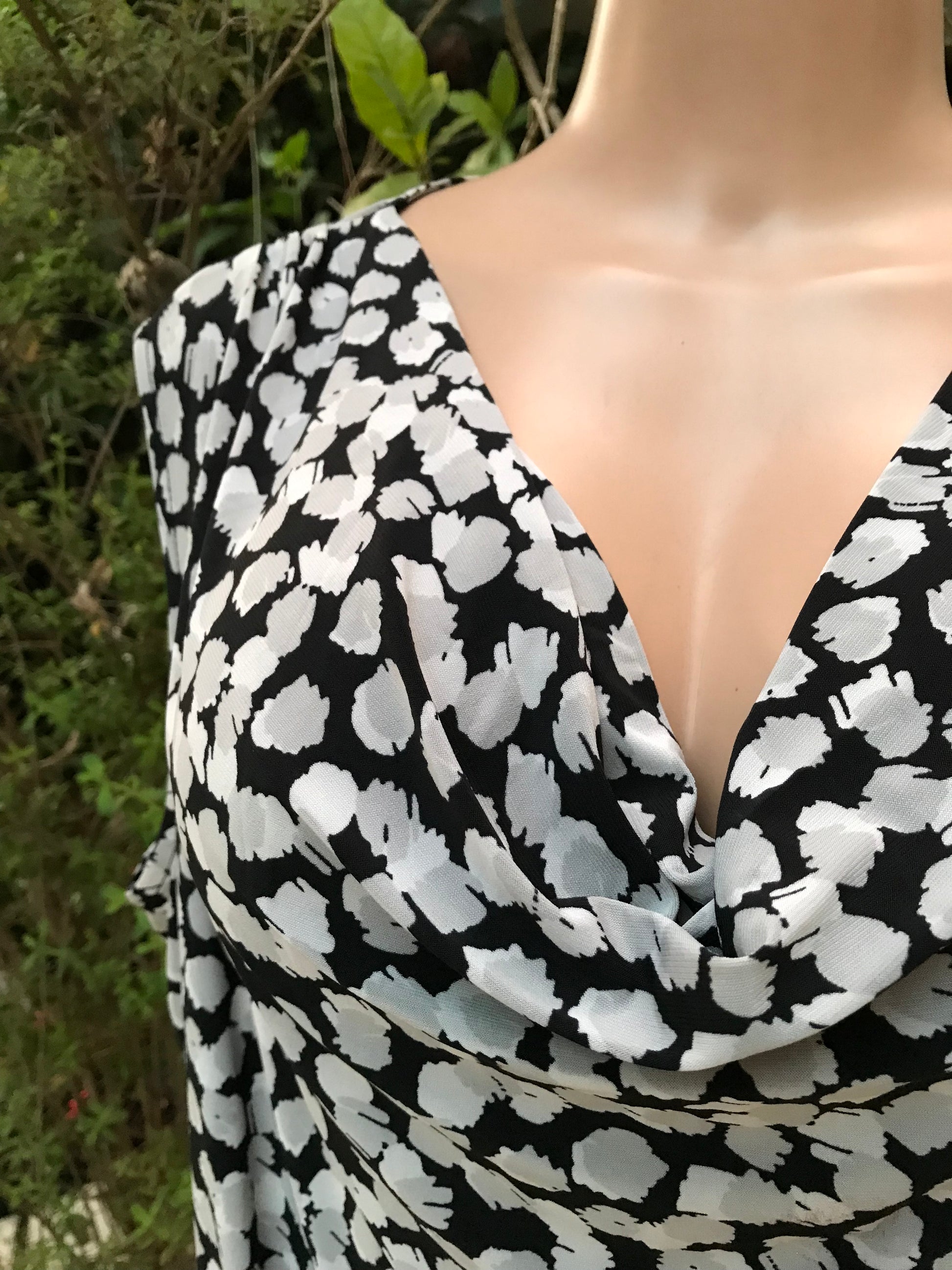 B&W cowl neck professional sleeveless top... /XL