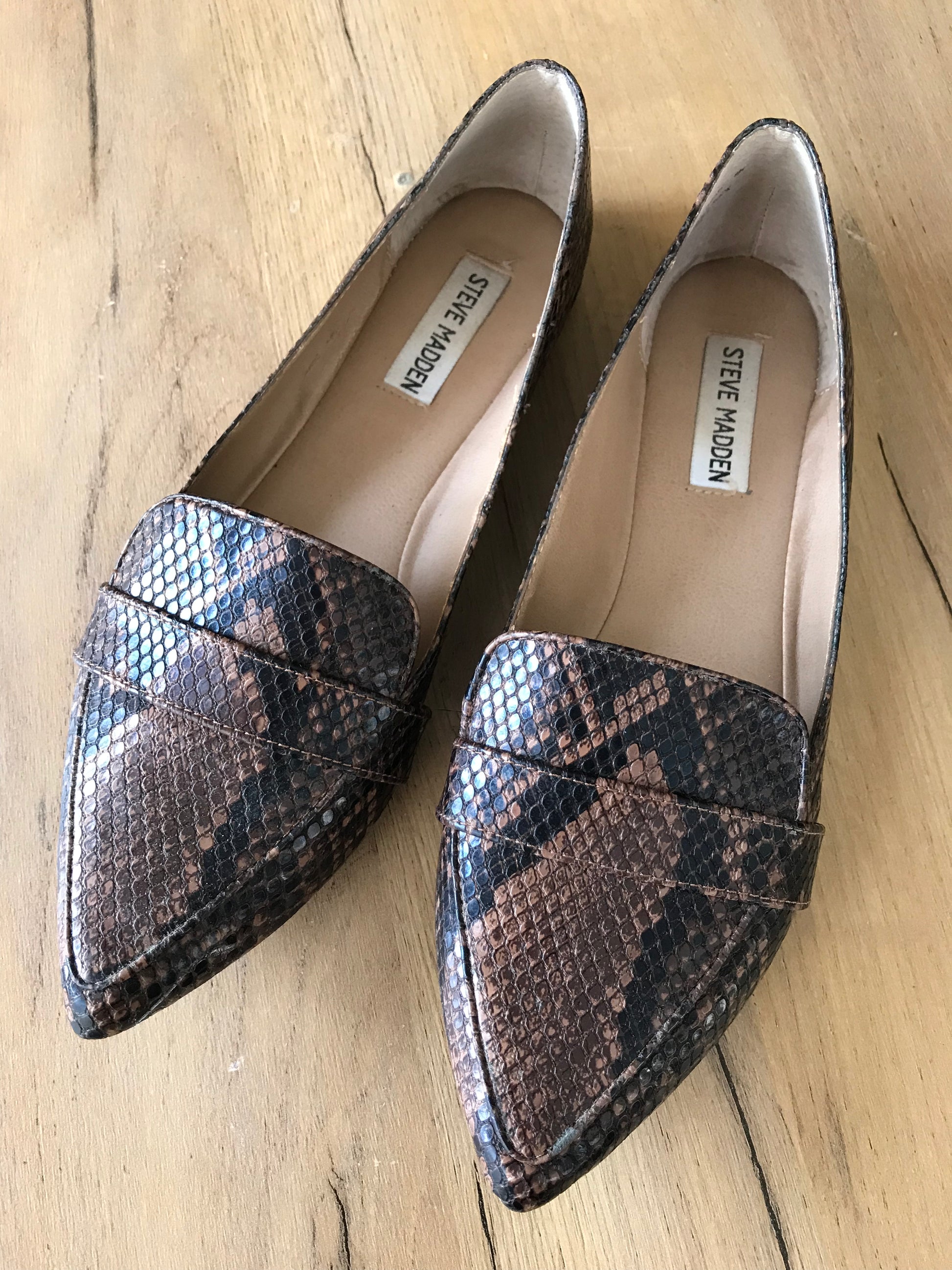 Steve madden pointy brown snakeskin flats  /// size 9