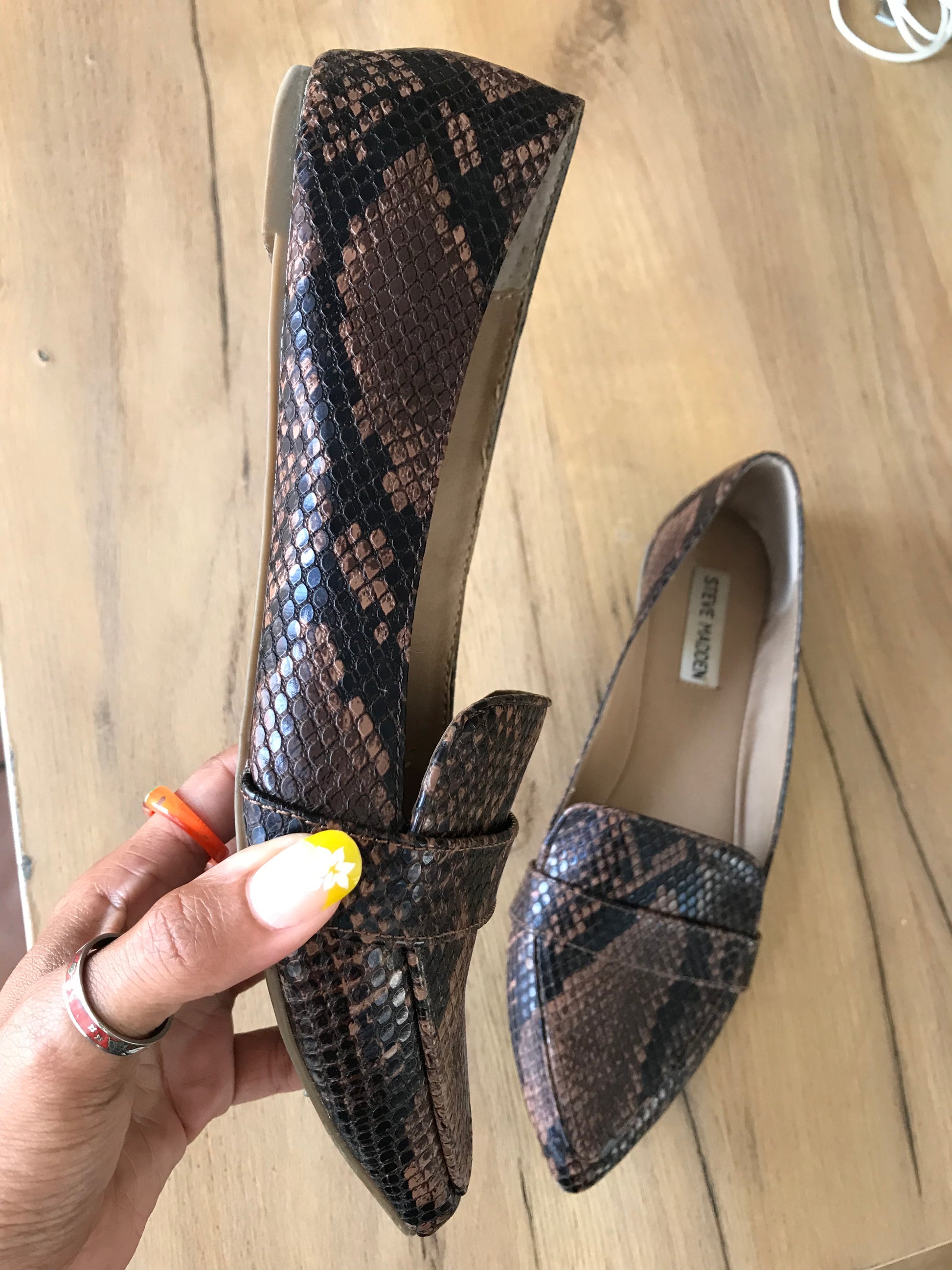 Steve madden pointy brown snakeskin flats  /// size 9