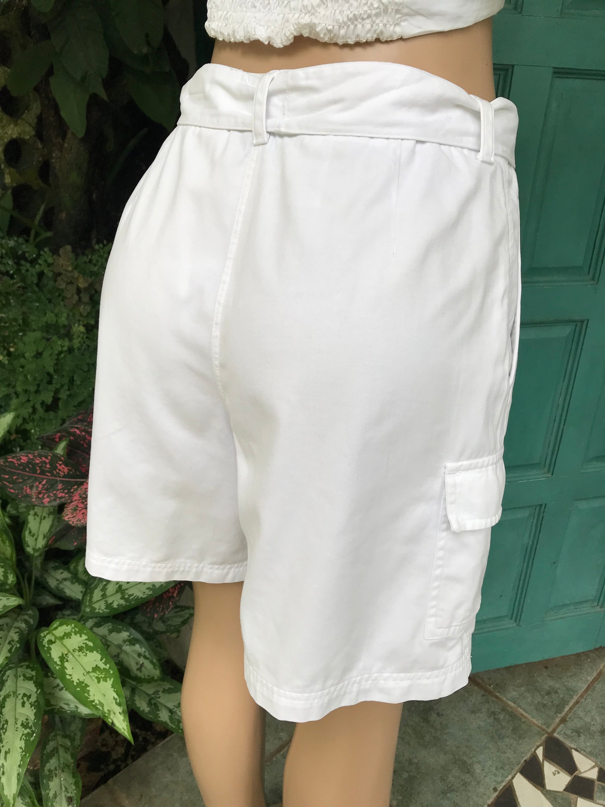100% Cotton white tied retro shorts w30/31 / M