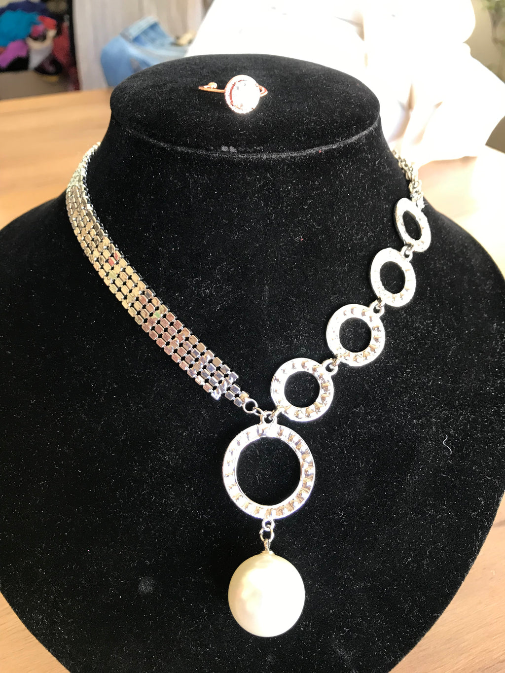 Like new silver bling circle necklace pearl ball *** alloy