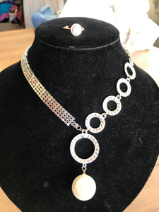 Like new silver bling circle necklace pearl ball *** alloy