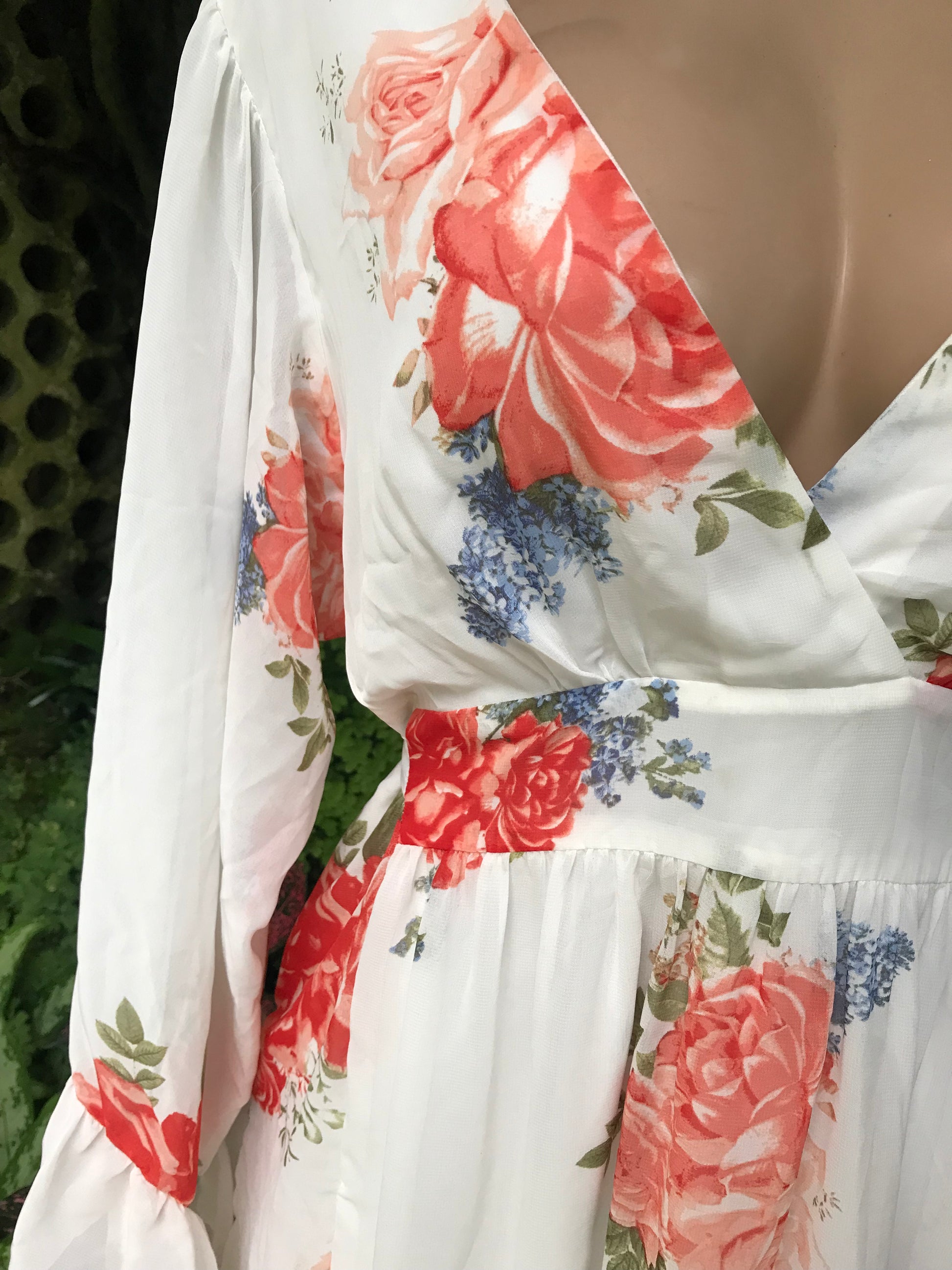 White floral sheer bell sleeve dress size 18 (/xl): 2X
