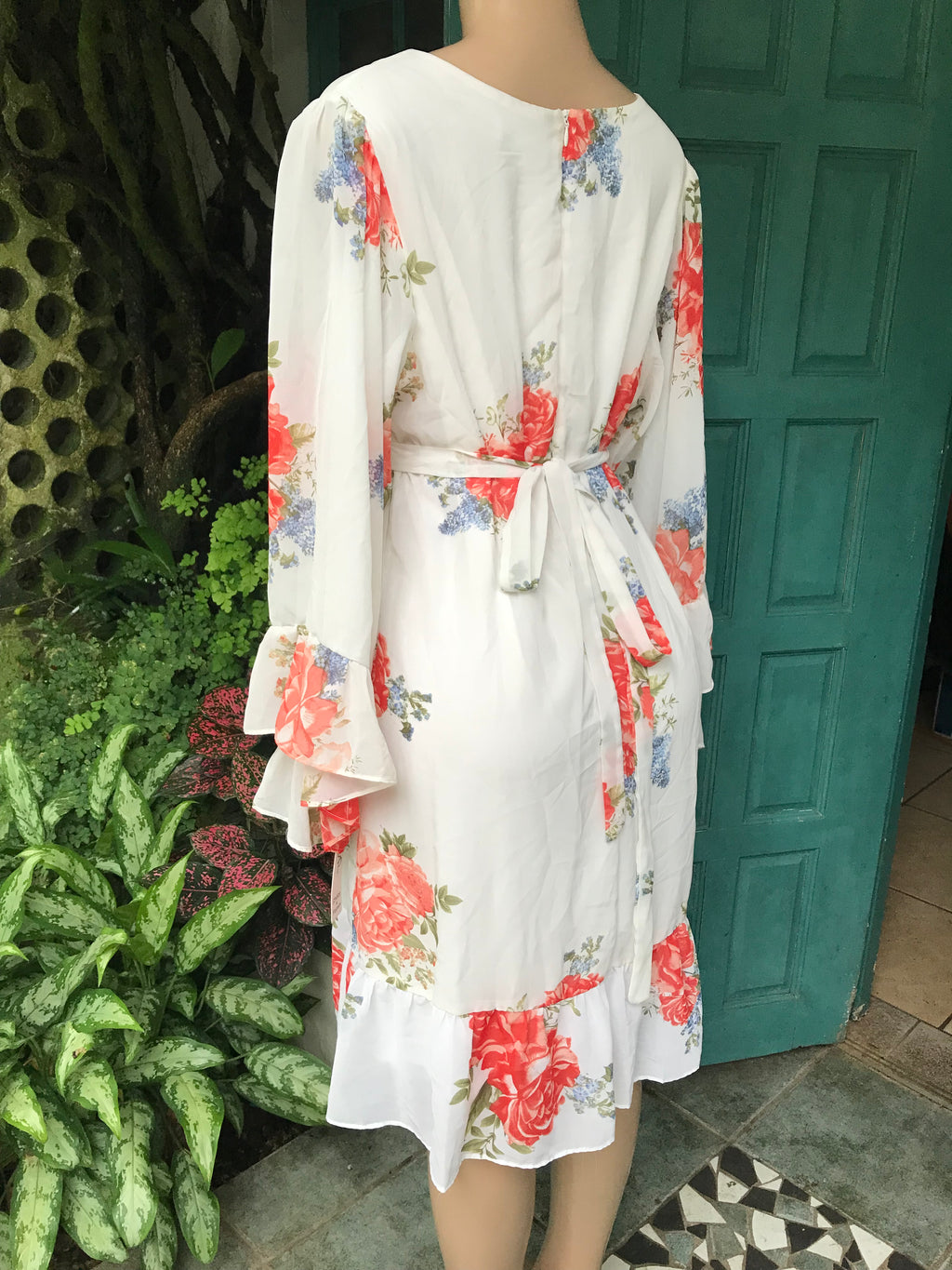 White floral sheer bell sleeve dress size 18 (/xl): 2X