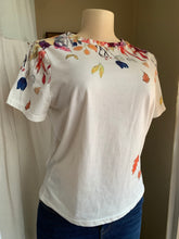 Load image into Gallery viewer, Painted autumn leaf print tee blouse M
