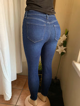 Load image into Gallery viewer, Gap super skinny distressed Jean with stretch ::: Size 6/ small
