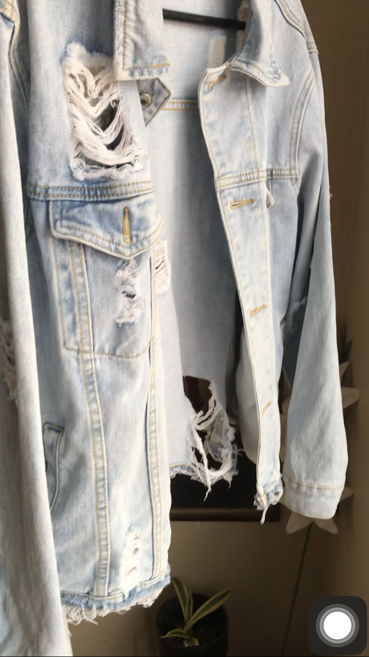 Oversized denim light wash distressed jacket >>> L
