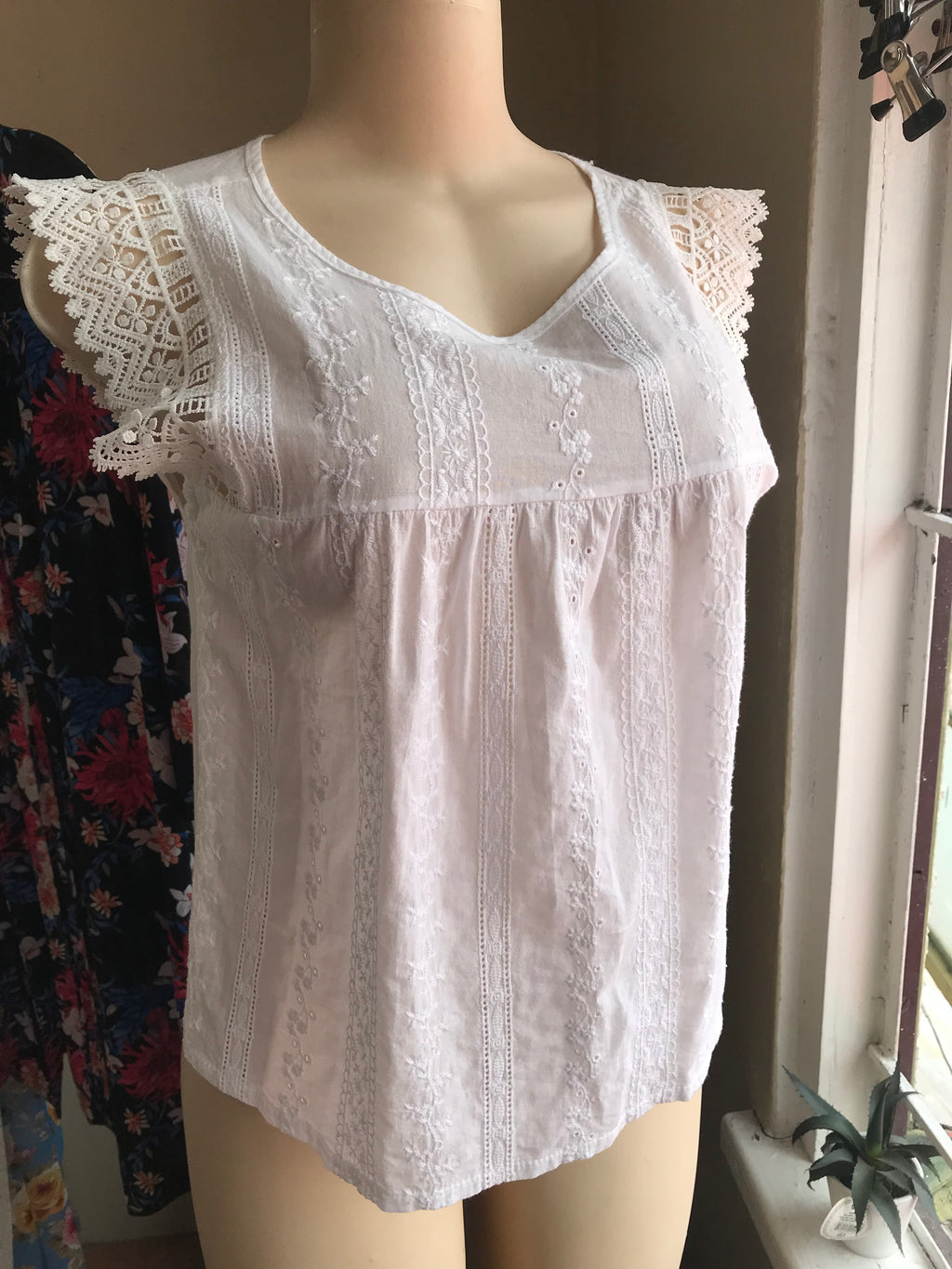 White eyelet cotton blouse lace det ... s