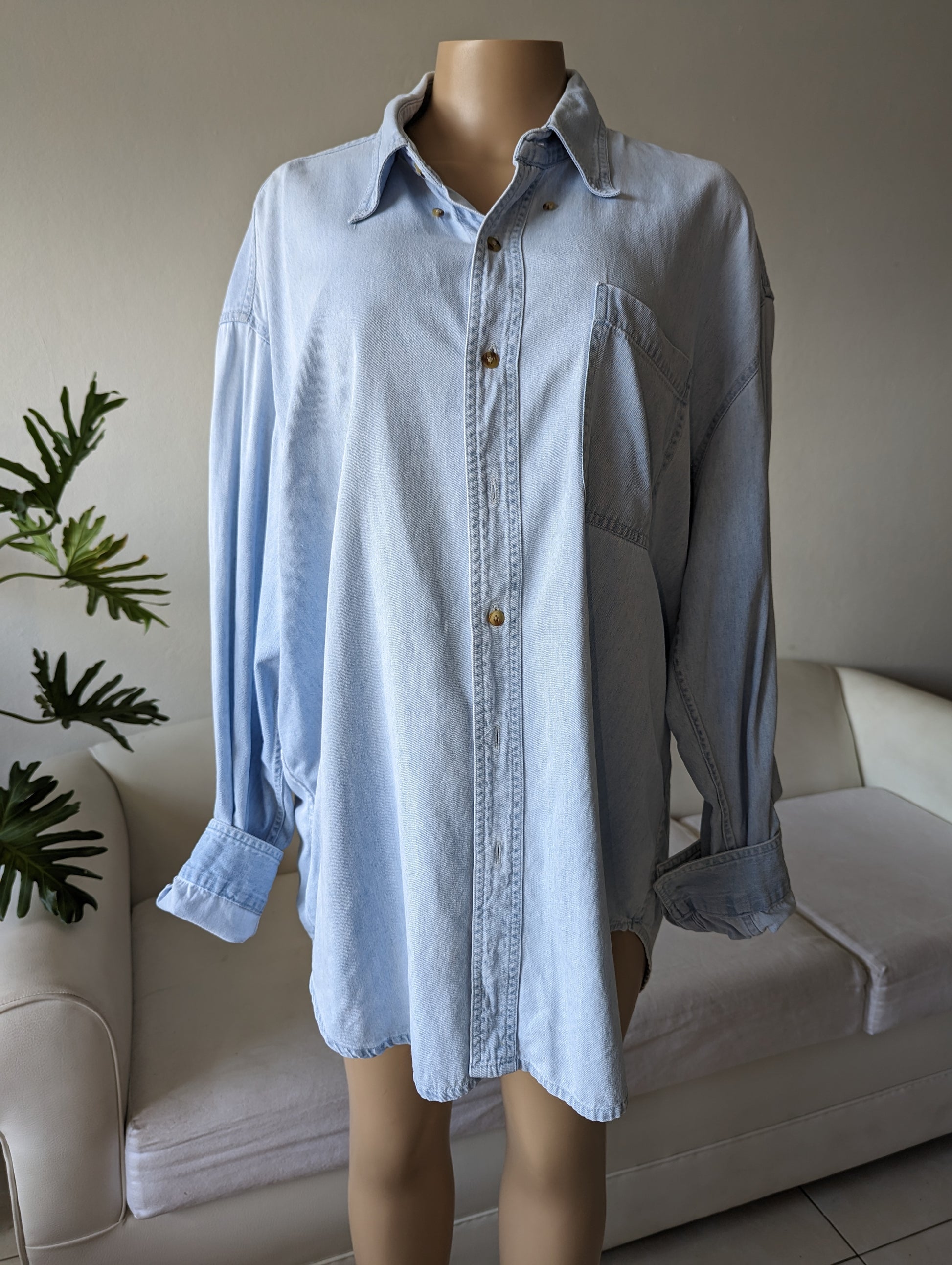 Vintage denim light wash button down shirt, Men's. /xl ... +++ ^^^