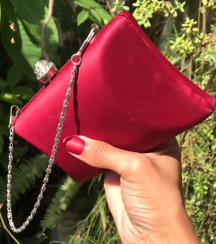 Retro deep red clasp purse