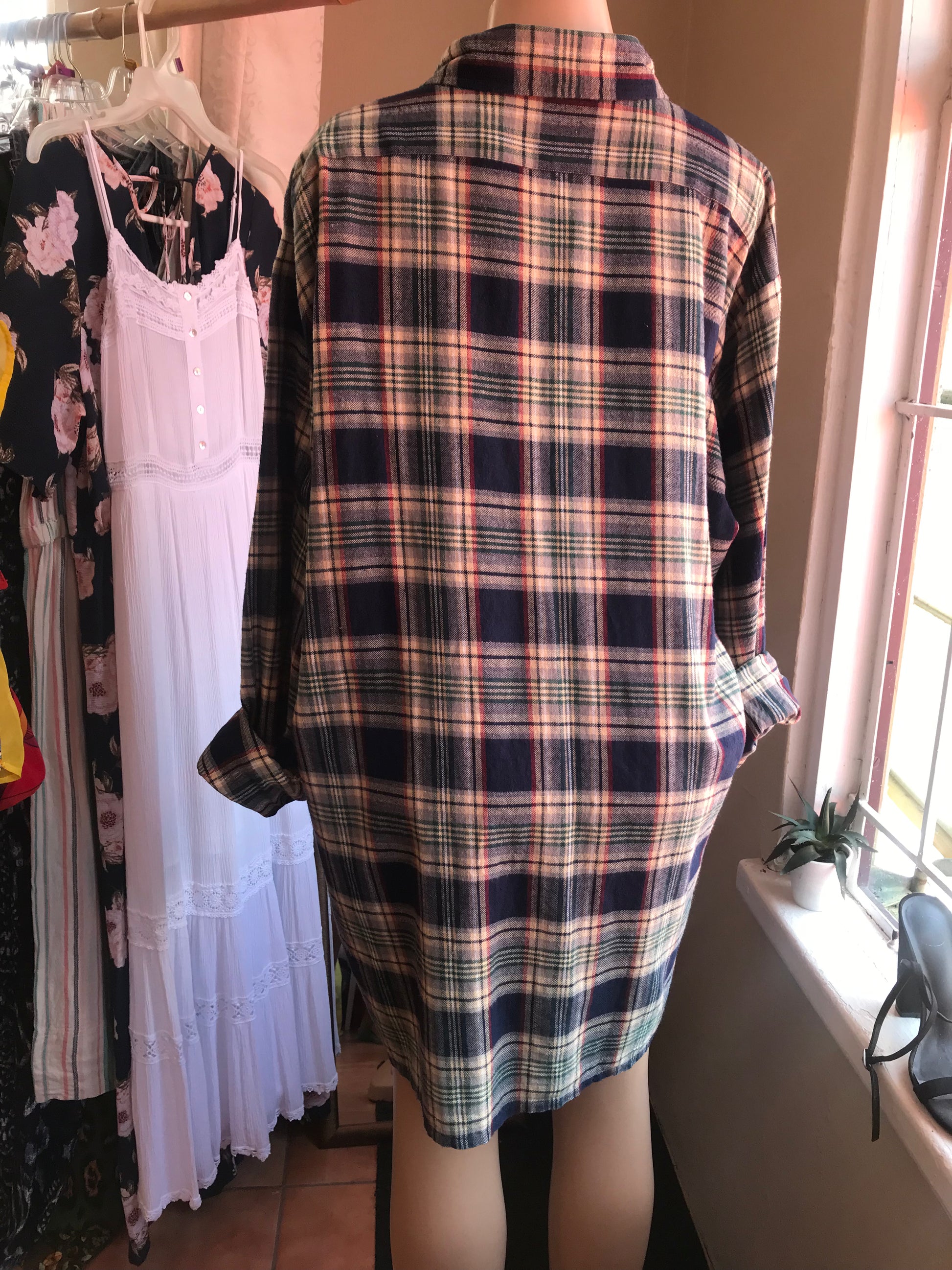 Vintage Men's Classic Plaid Extra long button down shirt  +++ 2x /XL