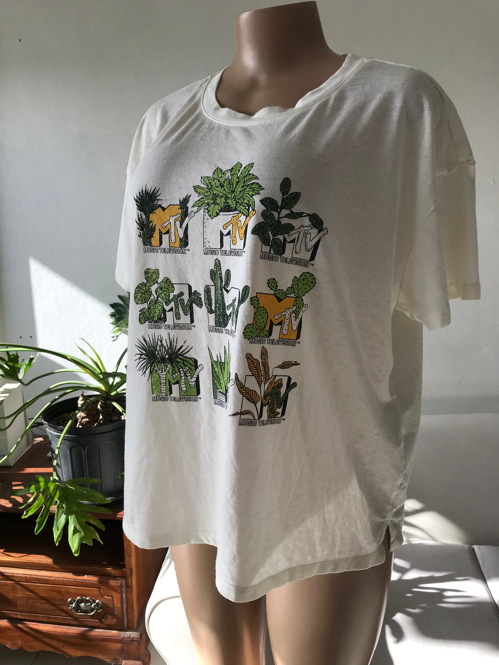 New MTV plants graphic tee L /XL