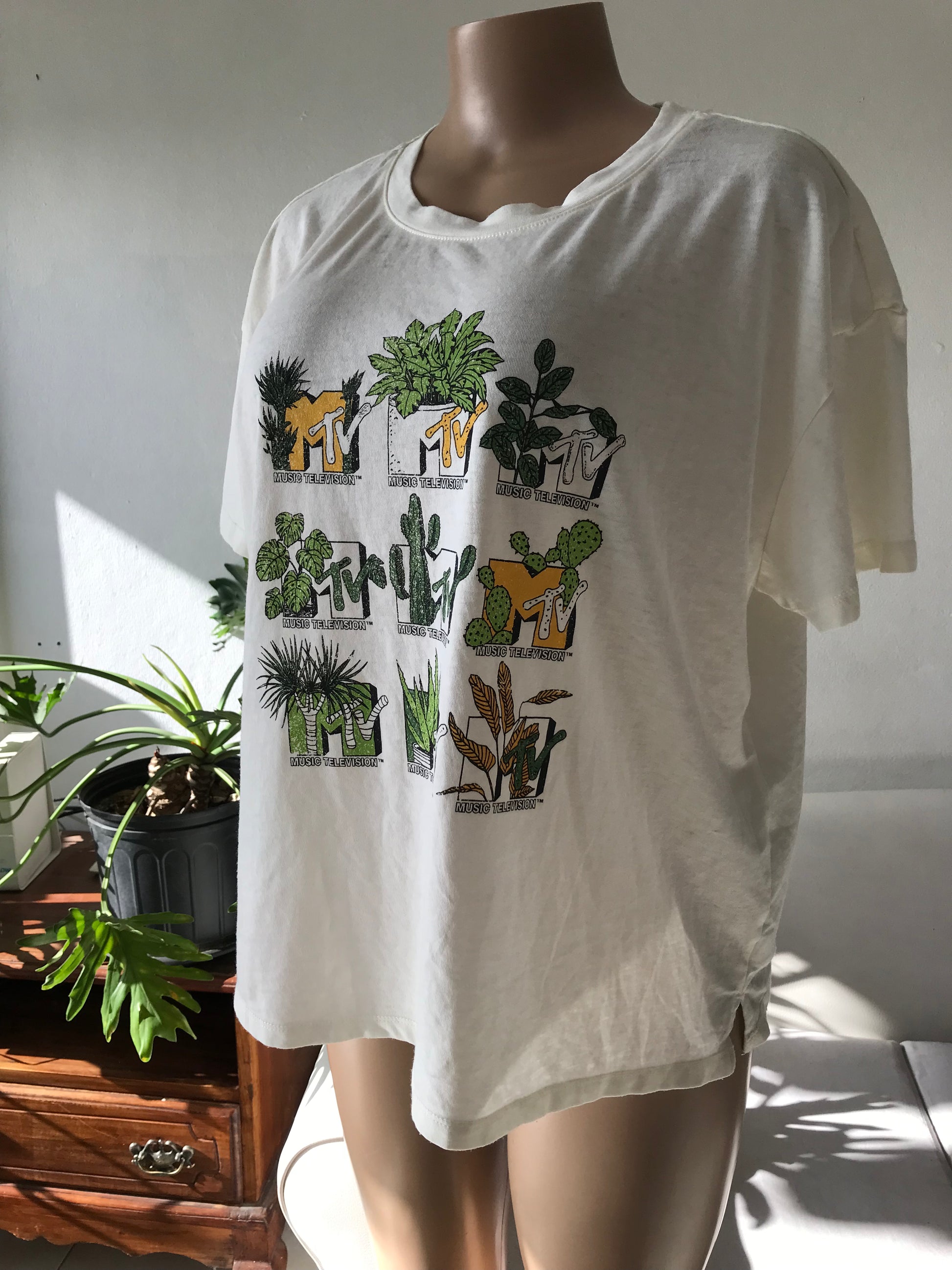 New MTV plants graphic tee L /XL