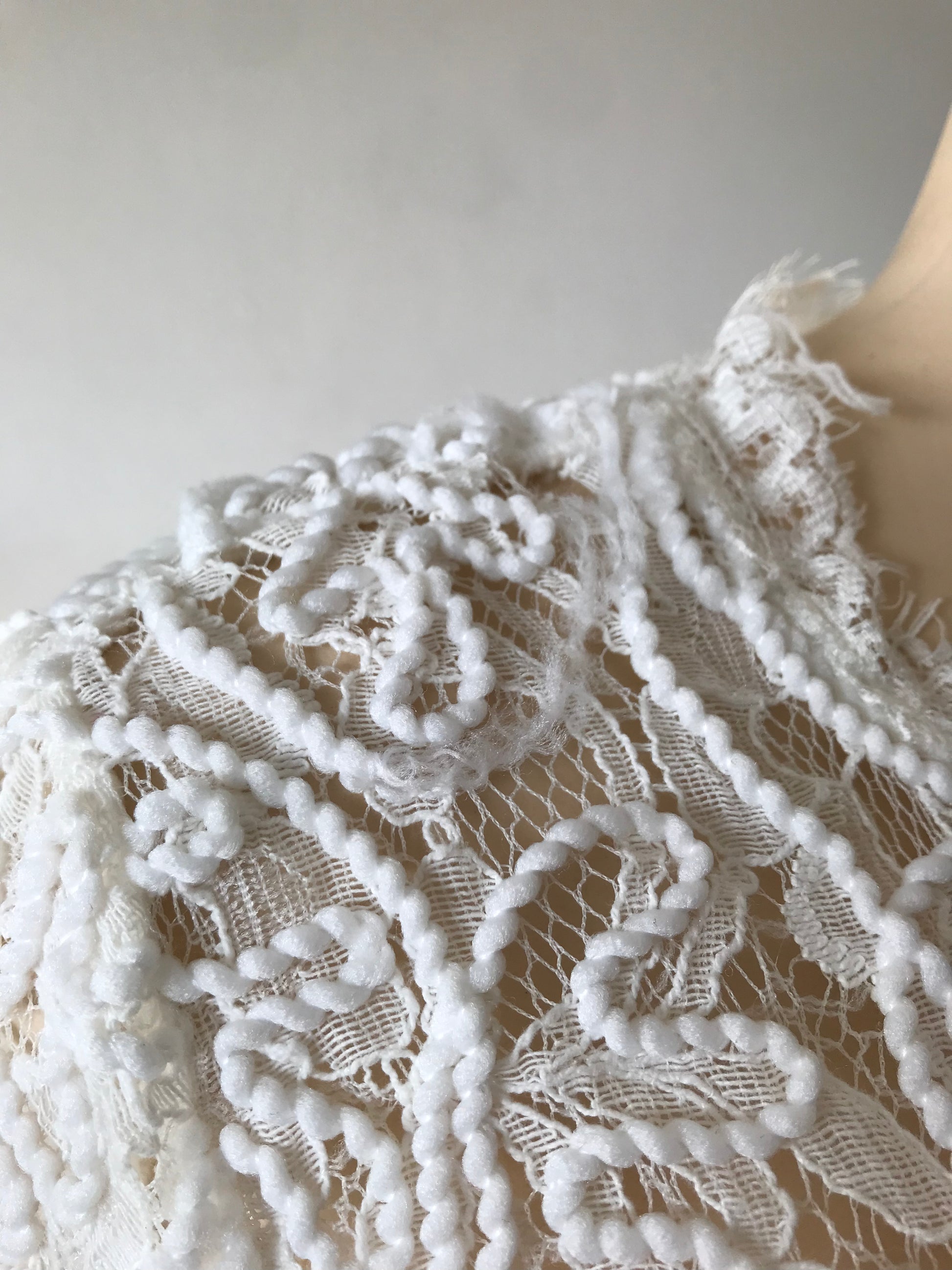 White fancy rope lace top m ...