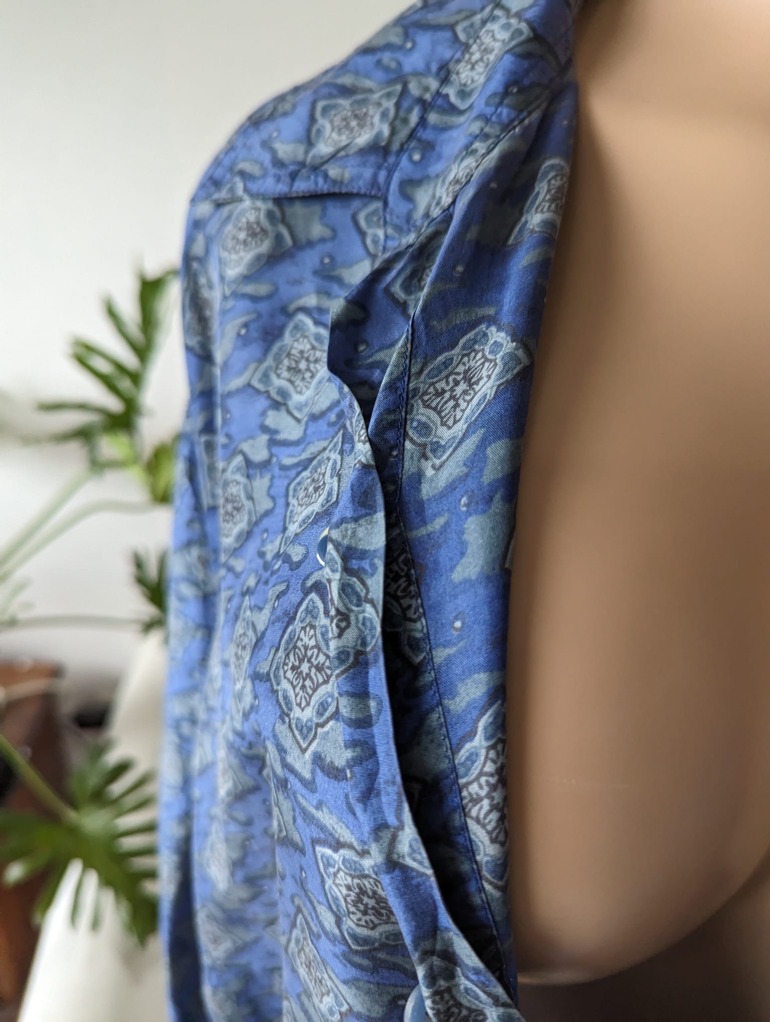 Vintage 100% Silk blues print paper thin button shirt Men's. L