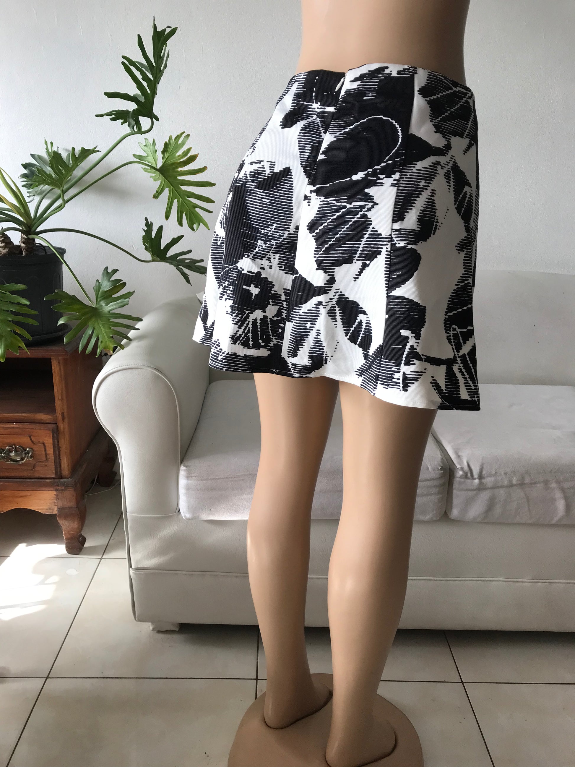 B&W retro A-line floral skirt • S