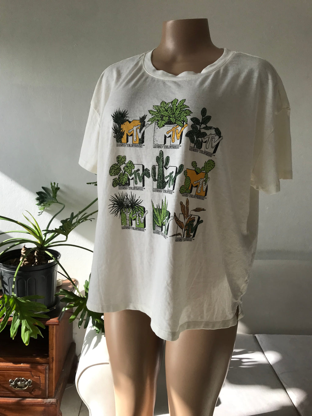 New MTV plants graphic tee L /XL