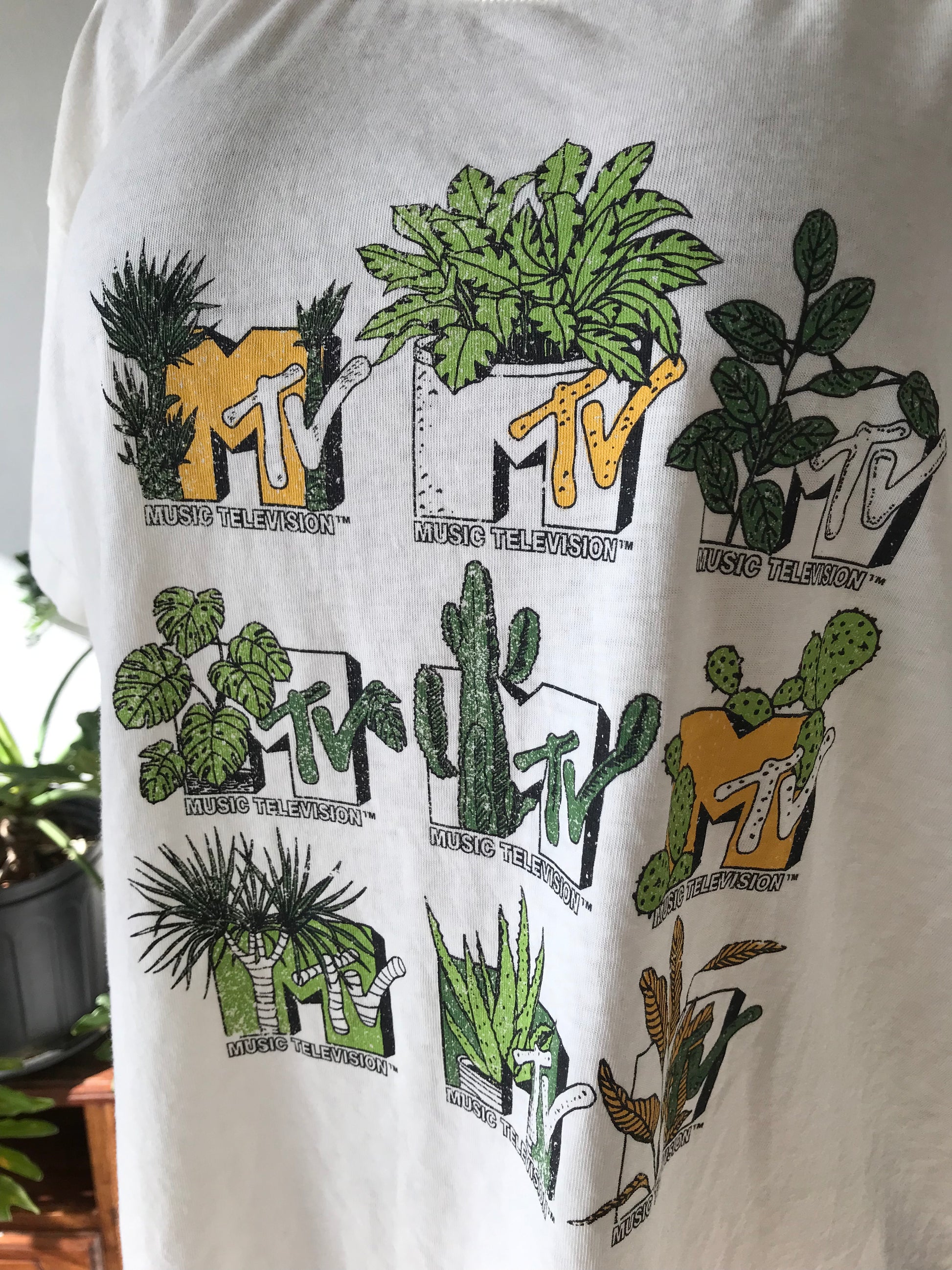 New MTV plants graphic tee L /XL