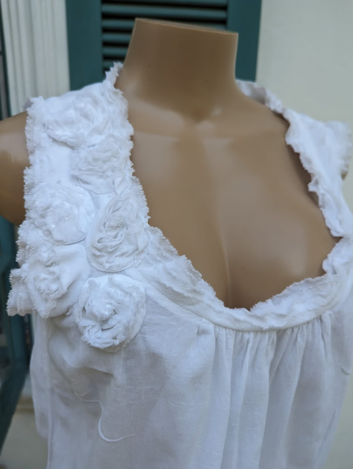 Ann Taylor white rose organic sleeveless blouse... M