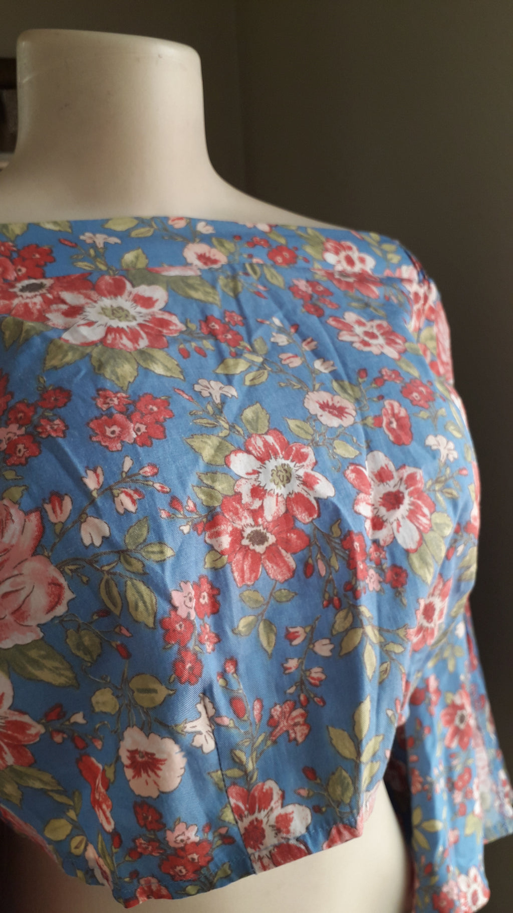 blue floral bell sleeve crop top tied back... M