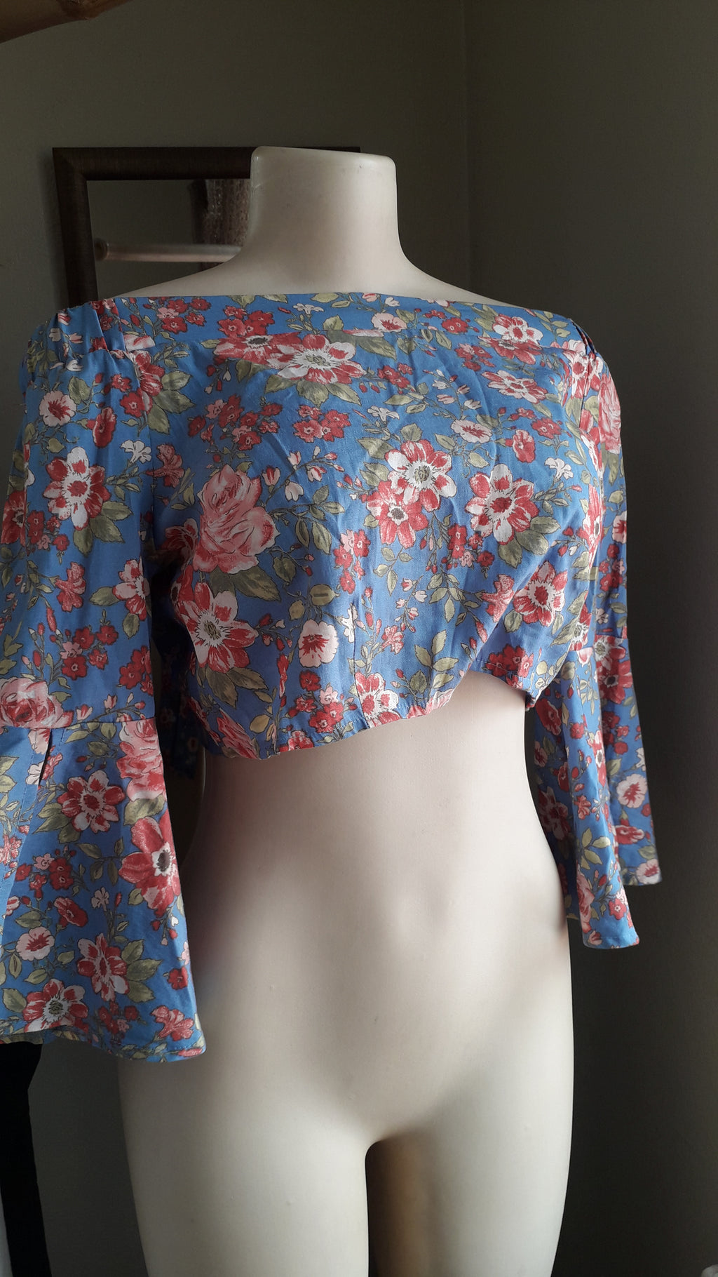 blue floral bell sleeve crop top tied back... M
