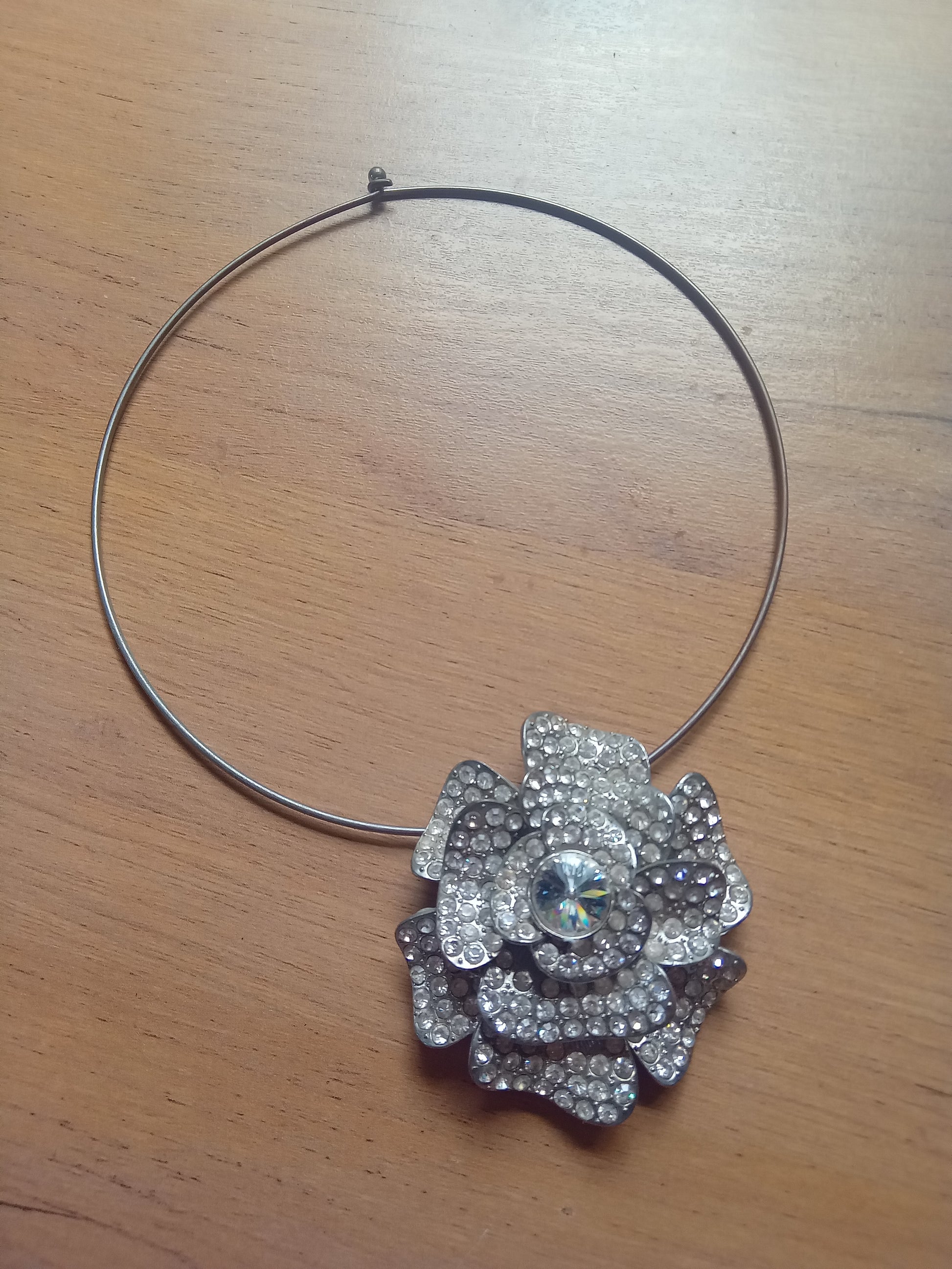 vintage rinestone flower disk necklace ***  silver choker