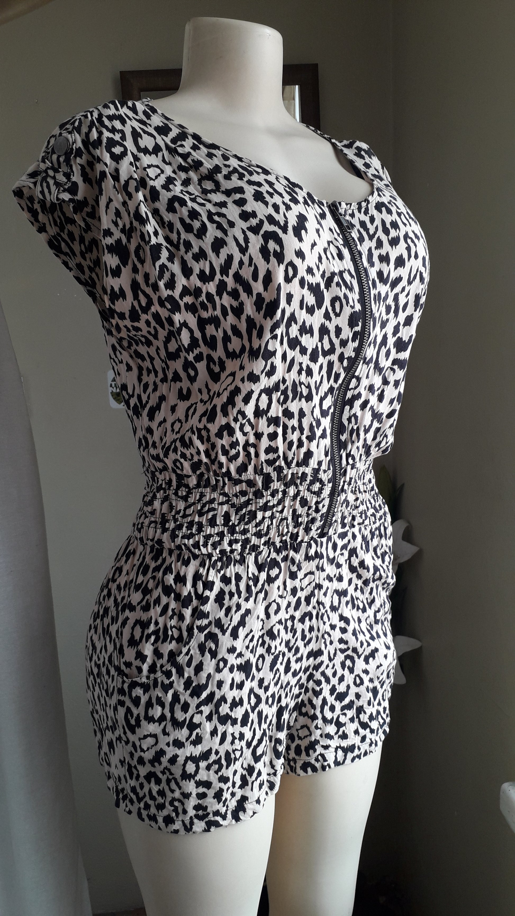 cheetah print zip romper basic ~~~ M