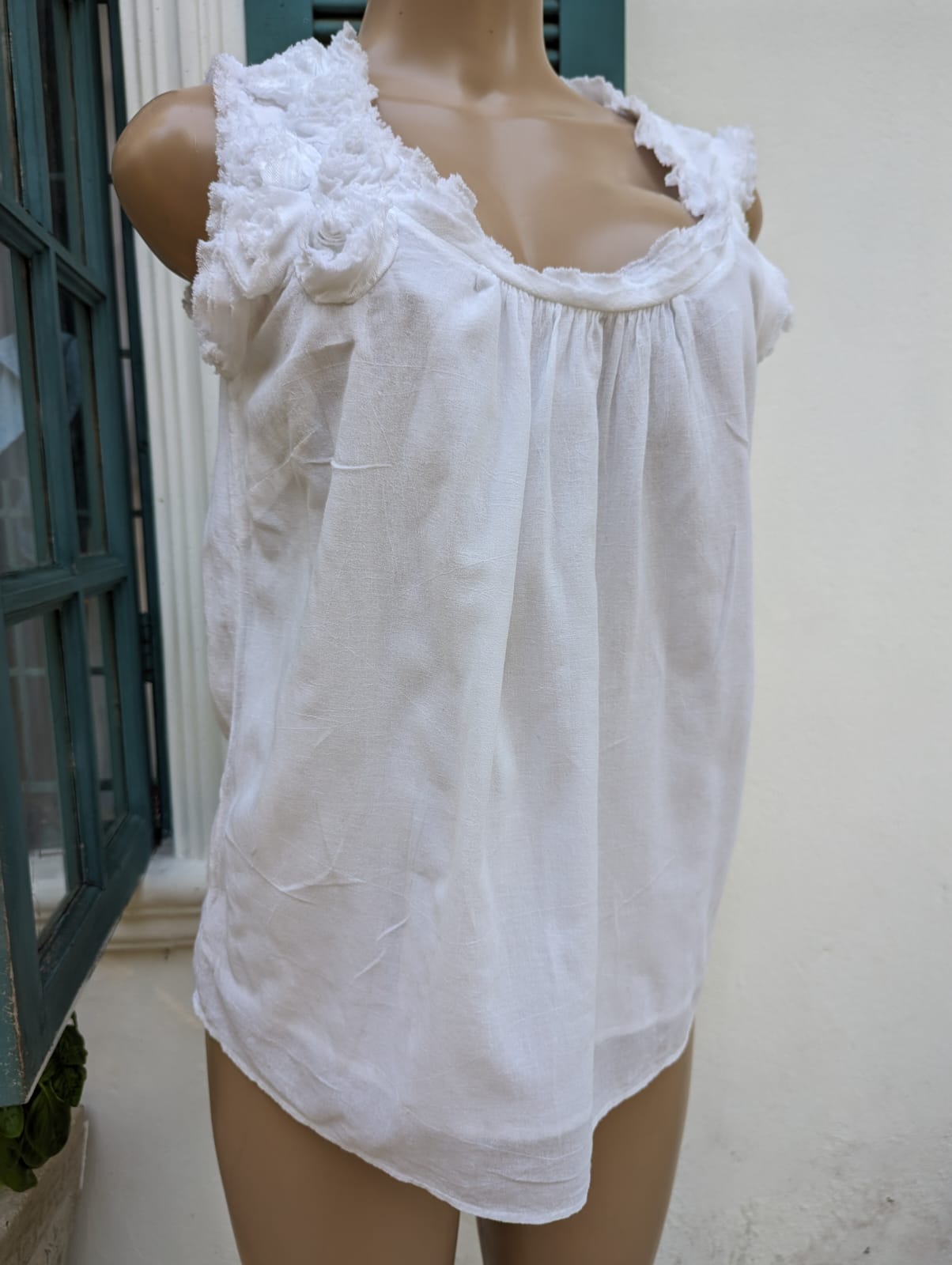 Ann Taylor white rose organic sleeveless blouse... M
