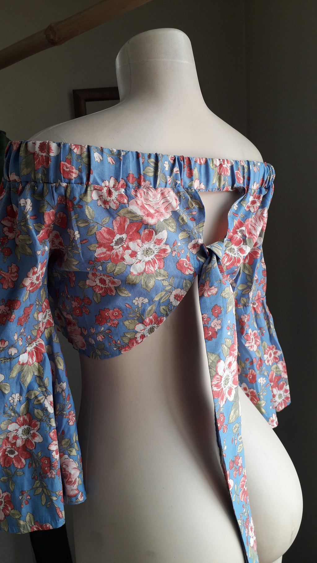 blue floral bell sleeve crop top tied back... M