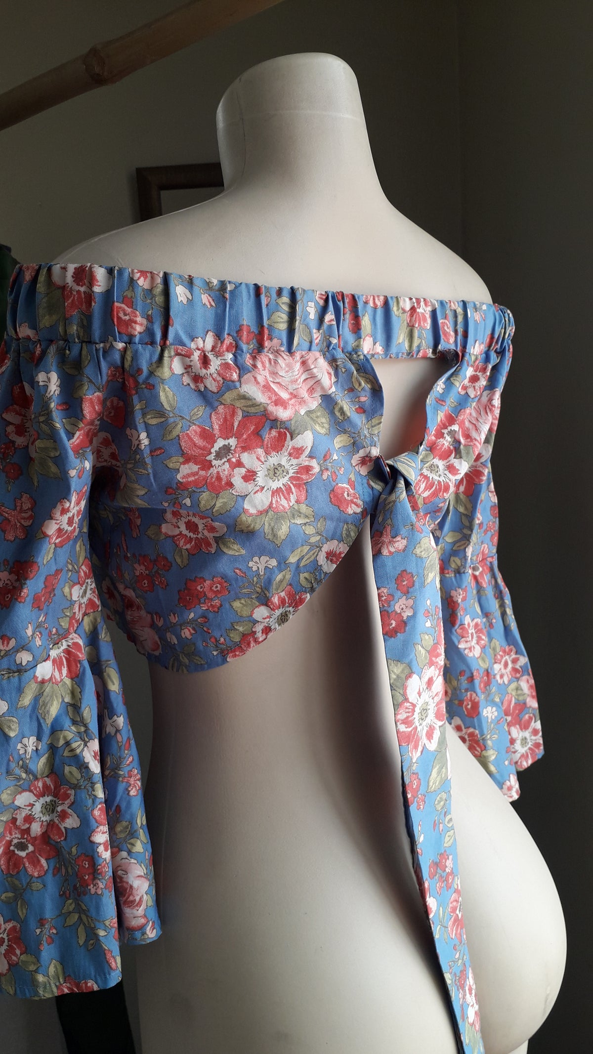 blue floral bell sleeve crop top tied back... M