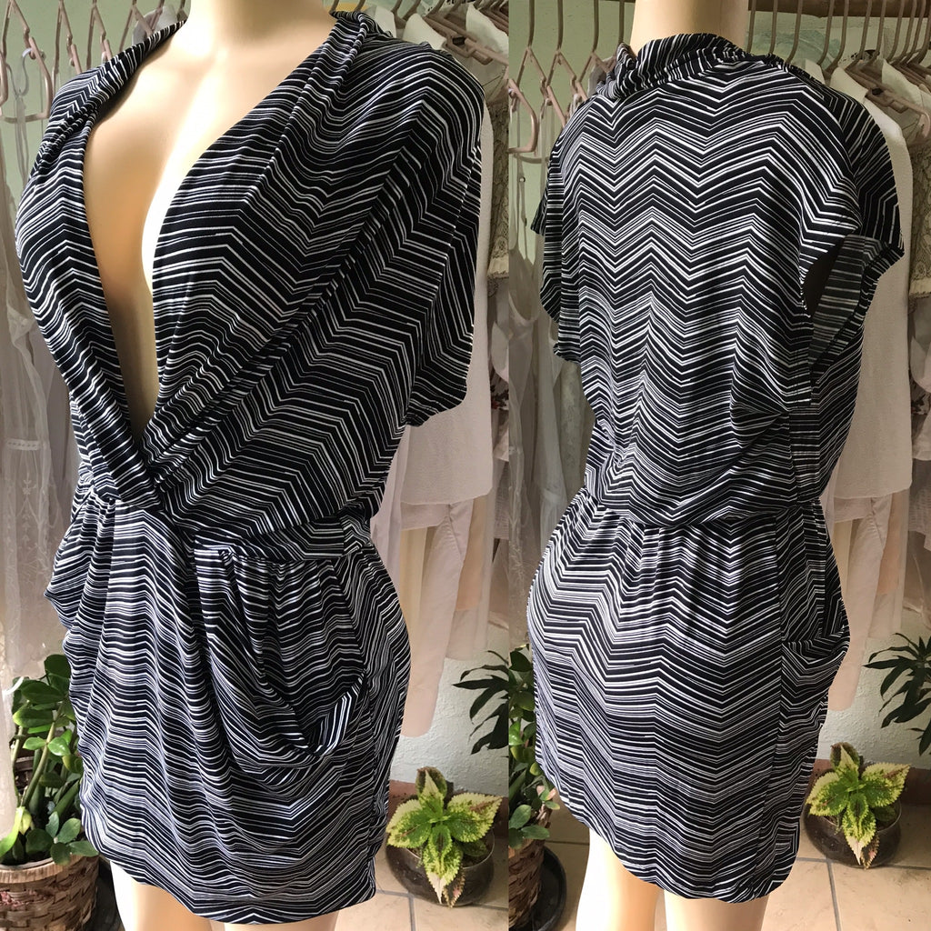 B&W Zig Zag Slinky Plunge Neck Dress Pockets