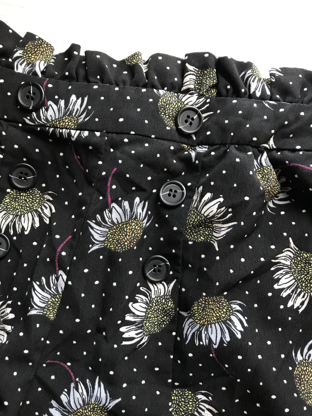 TopShop (UK) Sunflower Ruffle Waist Shorts w Button Detail - XS/S