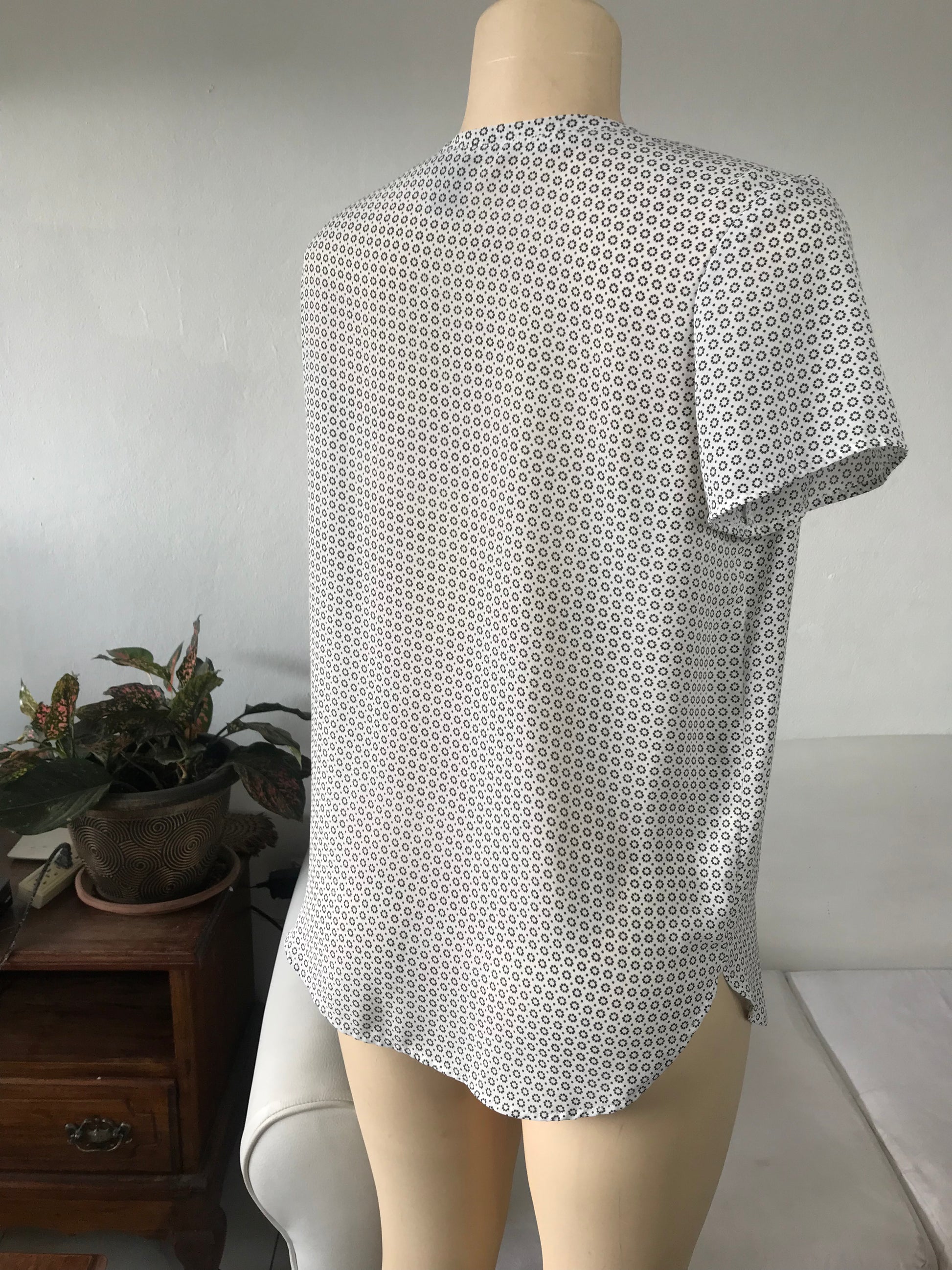 Ann Taylor Monochrome Print Professional Tee Blouse Flower Print - L