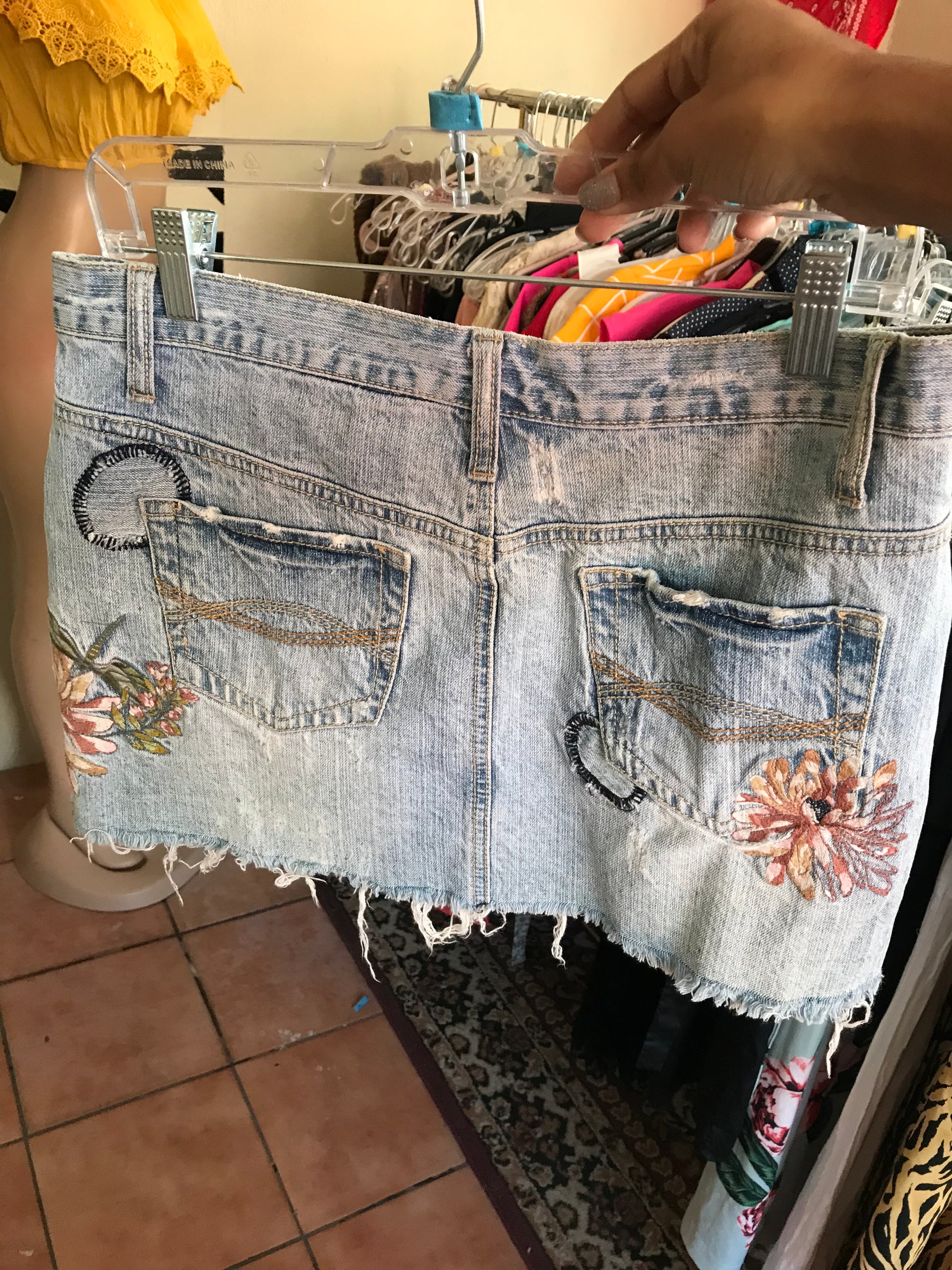 2000s Denim Skirt Embroidery Size 11/M