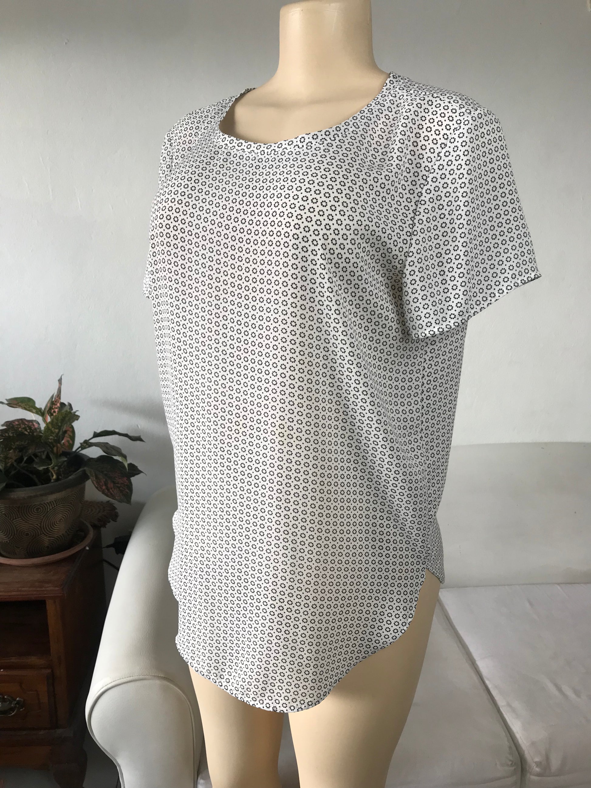 Ann Taylor Monochrome Print Professional Tee Blouse Flower Print - L
