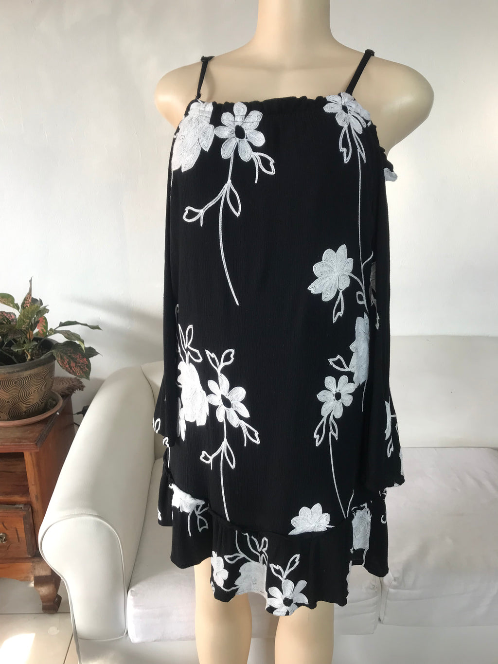 Black Embroidery Flower Cold Shoulder Dress - M