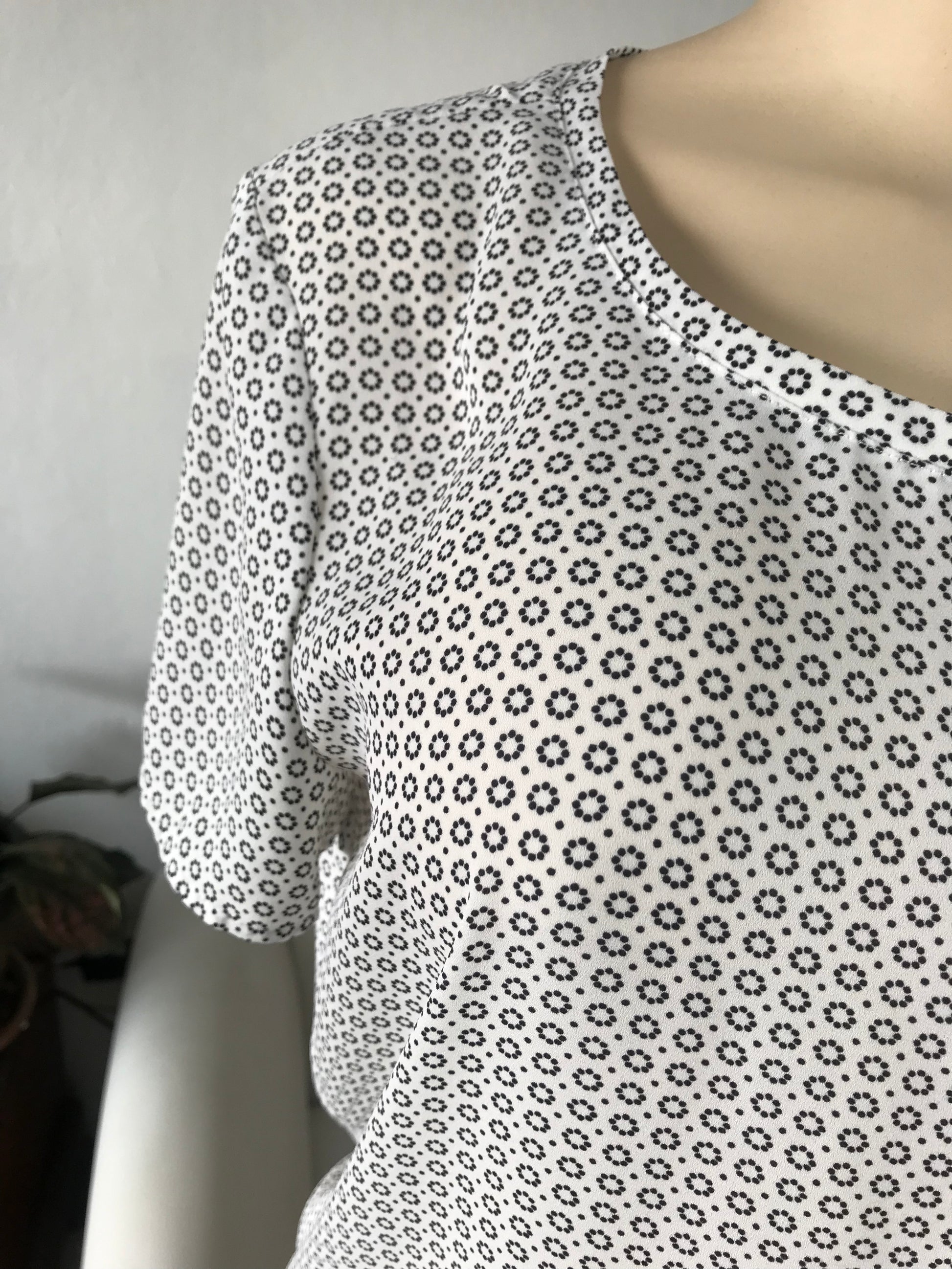 Ann Taylor Monochrome Print Professional Tee Blouse Flower Print - L